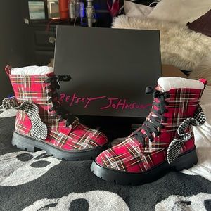 NIB adorable Betsy Johnson Rozey flannel boots Sz 7.5